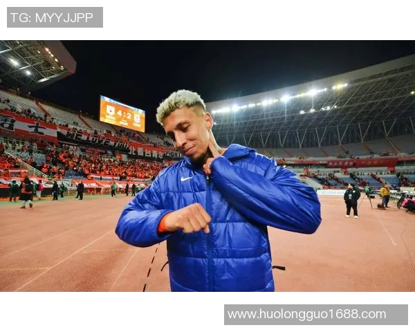 足球明星穿蓝色球鞋展现风采引领时尚潮流的魅力之旅